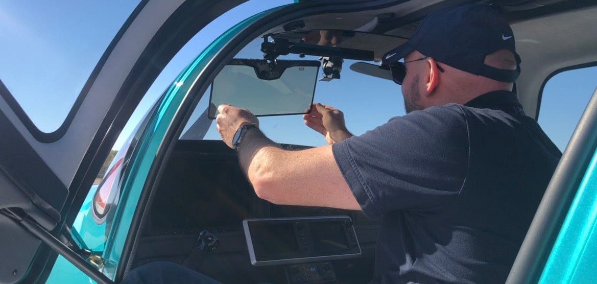 Charger la vidéo: Le pare soleil electro-photochromique ,intelligent, de Skreenlock est utilisable en avion , voiture et camions. vous allez résoudre instantanément les problème d'éblouissement par le soleil.